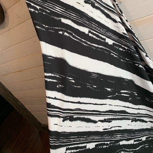 Alyn Paige | Strapless Black & White Dress - Picture 2 of 4